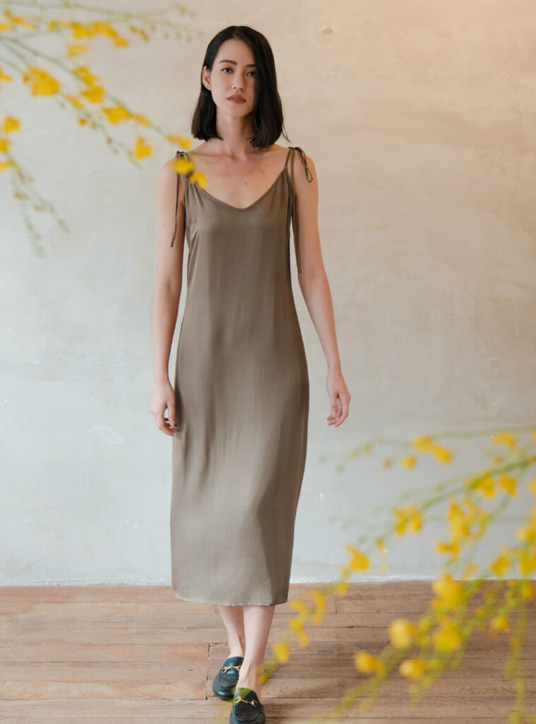 Kila Pleated V-neck strappy midi-length dress