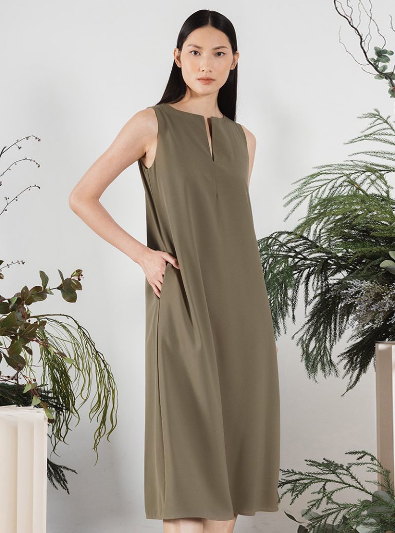 Solid dress with open collared neck